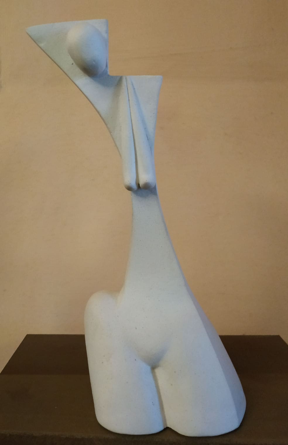 DONA-2019-gres blanco a 1080 grados-28x9x13cm